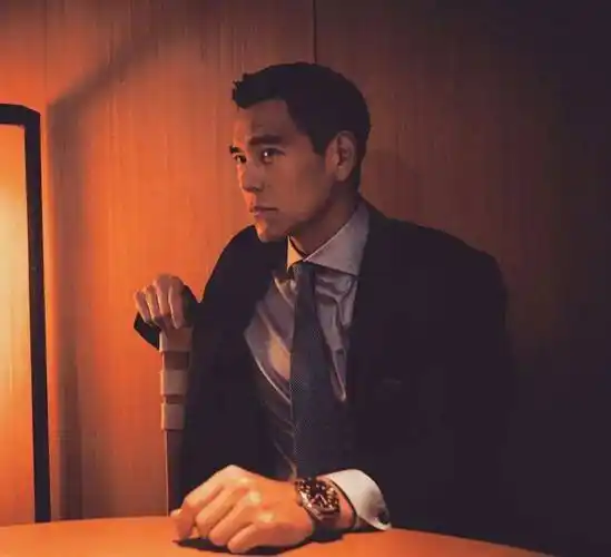 从网上曝光的照片可见,彭于晏打扮很低调,身穿无袖上衣,戴着墨镜,背