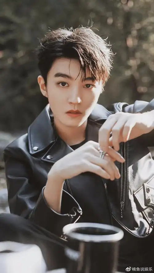 22岁王俊凯越来越帅气,机车造型尽显男人味,雨中花美男既视感
