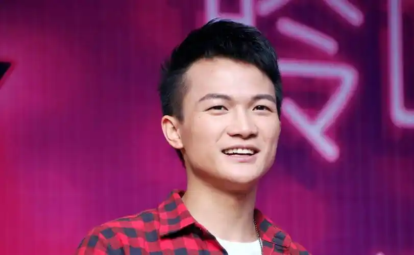 30岁周深裹棉袄现身机场!