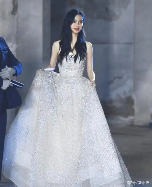 baby穿婚纱录跑男?又美成小仙女