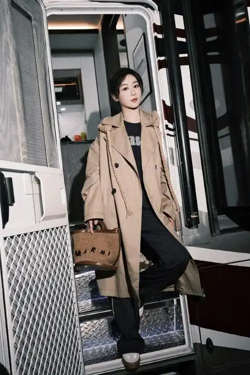 杨紫片场车内随拍##杨紫卡其色风衣造型
