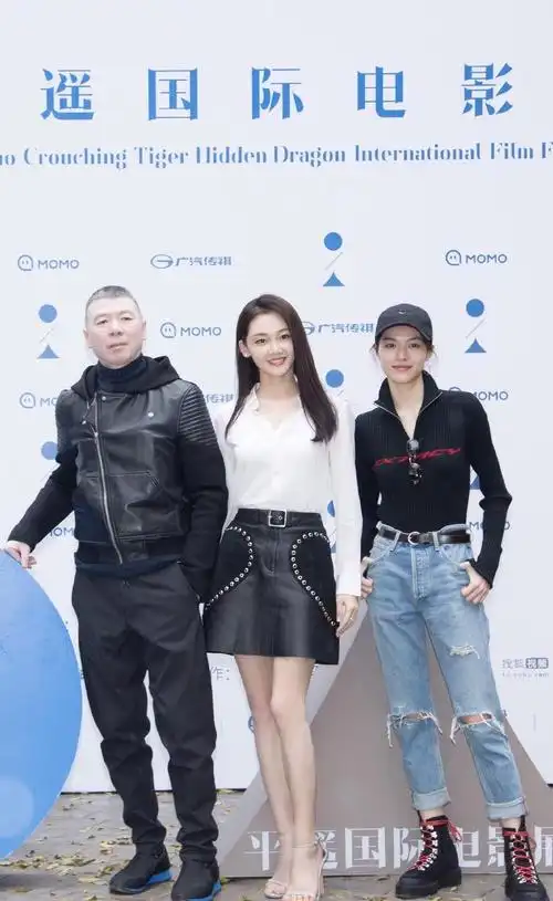 两种风格的冯女郎钟楚曦的高级脸还是败给了苗苗的气质