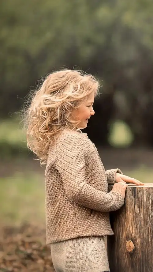 可爱的小女孩和熊玩游戏