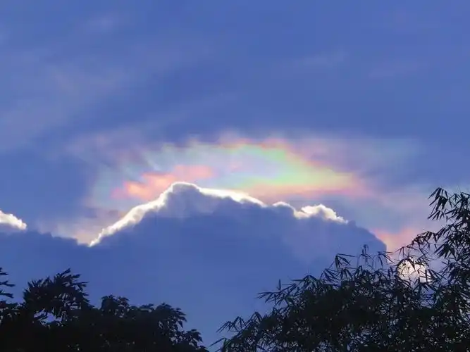 难得一见的七彩云霞