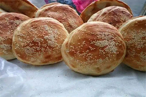 主页 行业新闻 黄桥烧饼制作的主要原料有面粉,猪油,花生油,芝麻.