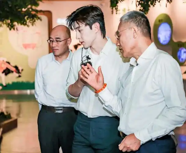 网友偶遇邓伦与发小打球一身运动装阳光热血这肌肉线更是心动