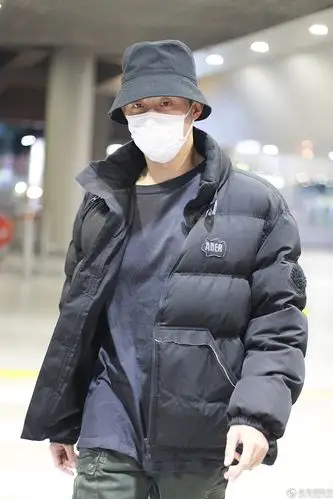 黄景瑜低调现身机场 戴渔夫帽面容疲倦