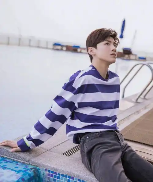 白敬亭身材管理好严格活动前1小时还在运动,把敬业打在公屏上_上镜