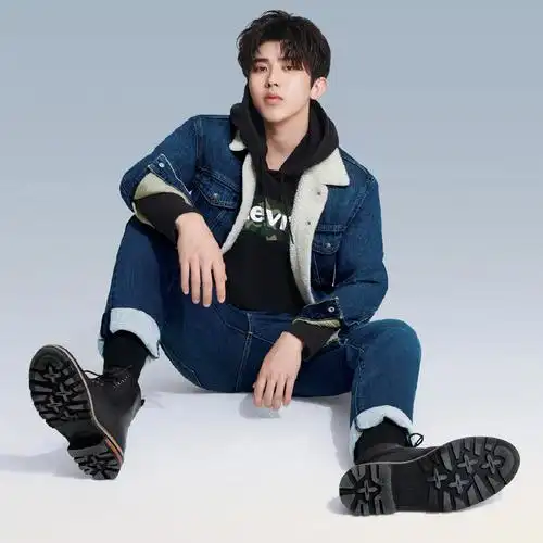 简介:蔡徐坤简单牛仔装活力写真图片,分享一组蔡徐坤图片给大家,图中