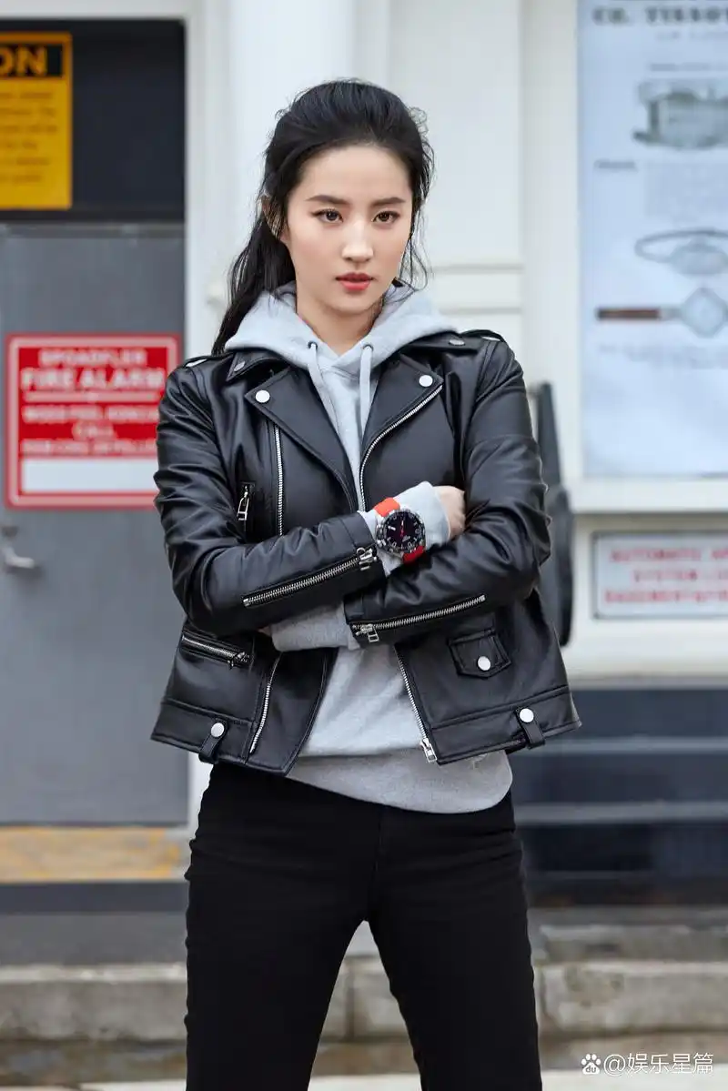 刘亦菲#高扎马尾穿机车皮衣叠加卫衣写真