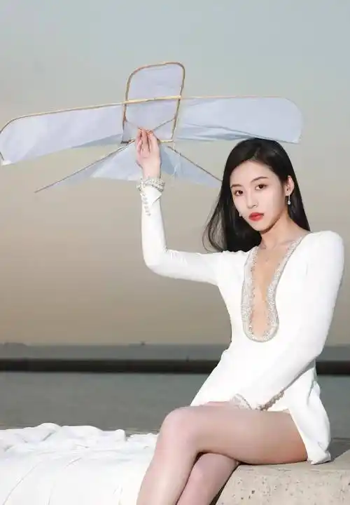 孙芮穿深v高开叉长裙,时尚写真_相机_身材_黑色