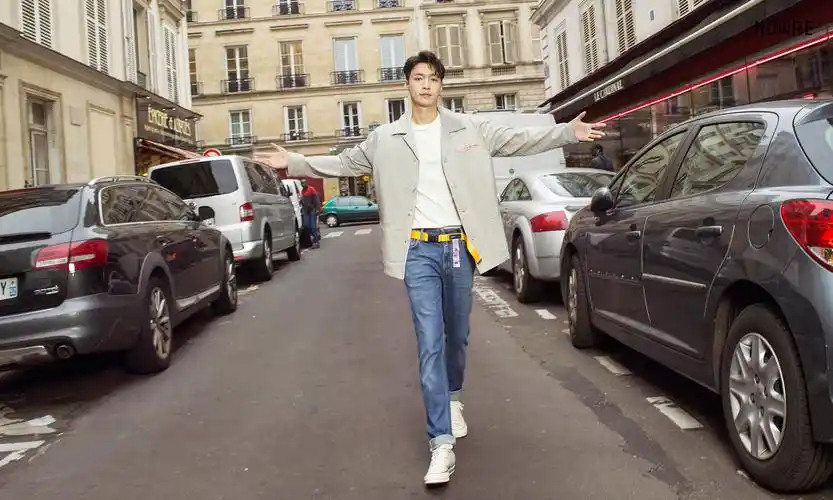 张艺兴@努力努力再努力x一组照片曝光,白色上衣搭牛仔裤漫步街头,简单