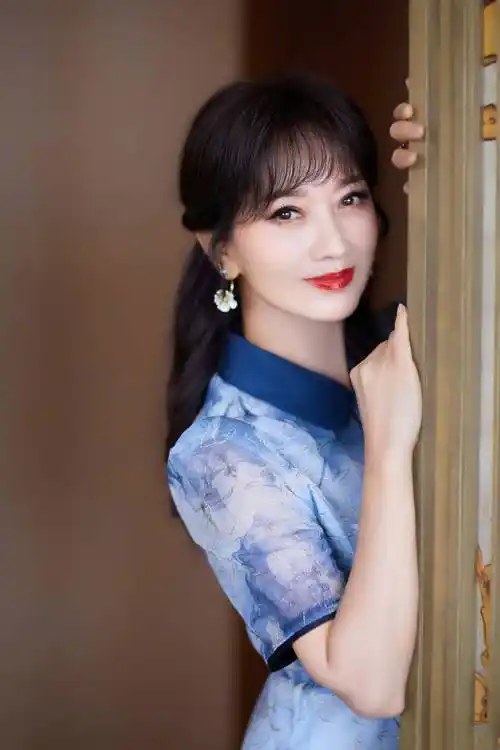 68岁赵雅芝穿蓝裙气质优雅肌肤紧致状态不输少女