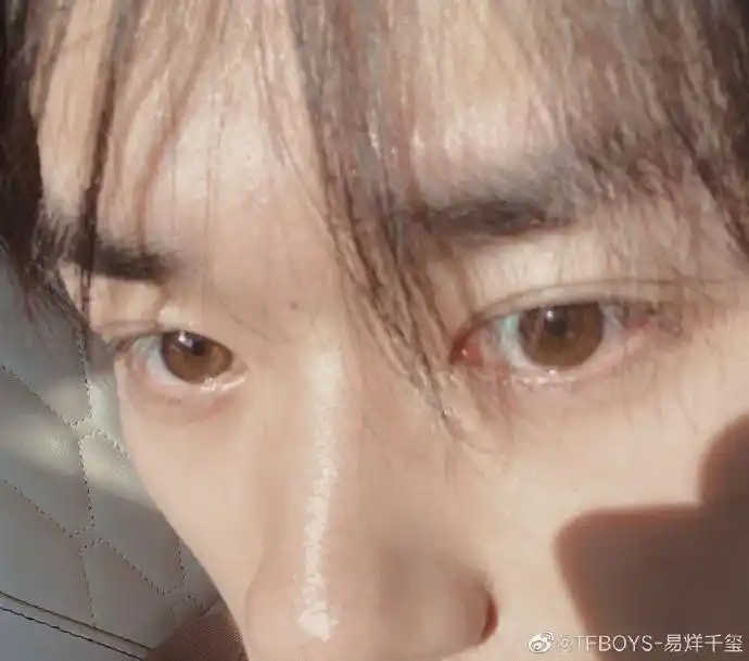 [易烊千玺][分享]210129 易烊千玺那些局部自拍合集 令粉丝在迷惑与
