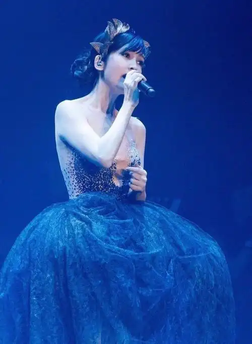 51岁周慧敏演唱会状态大好劲歌热舞大秀完美身材