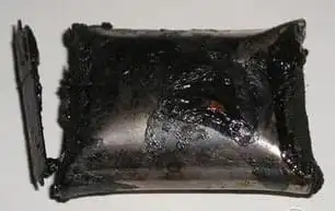 图为爆炸后的锂电池