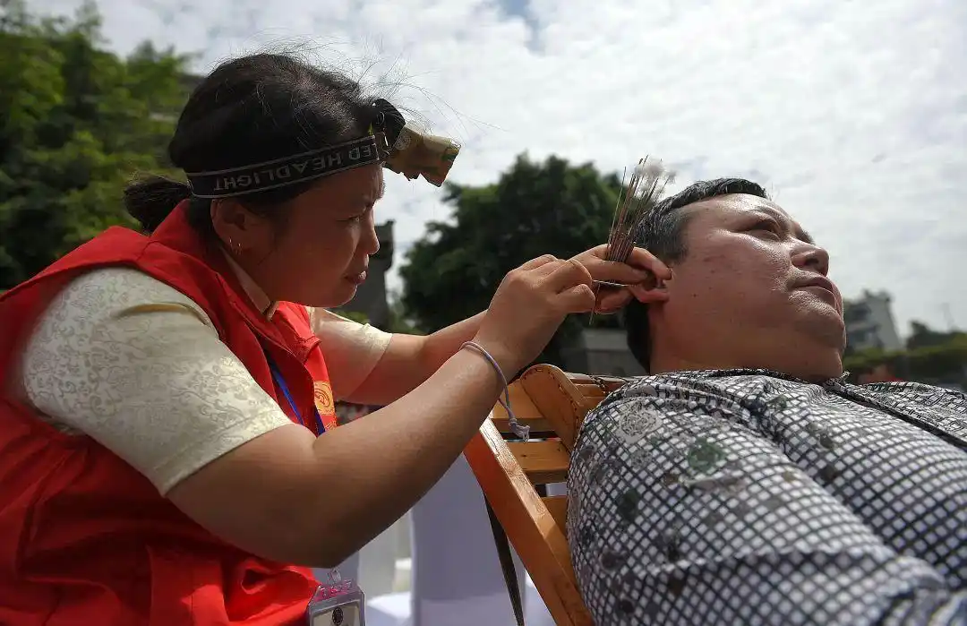 成都首个"掏耳朵协会"成立 还要比赛谁掏得好