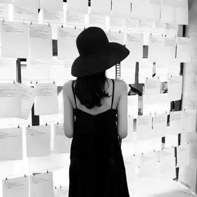 女生黑白背影全身头像女生霸气黑白高冷头像