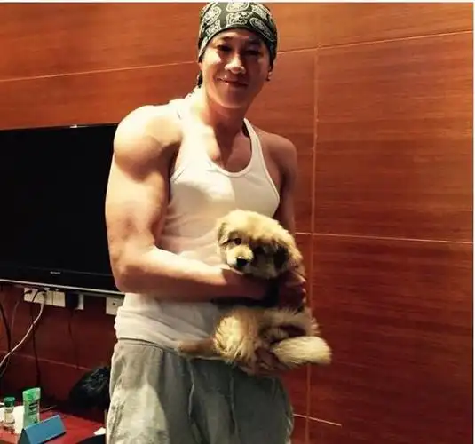 参观何润东住的豪宅房子装修相当豪华一家人生活很幸福