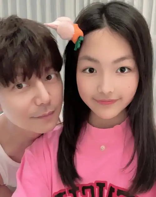 照片中何炅和王诗龄久违同框.