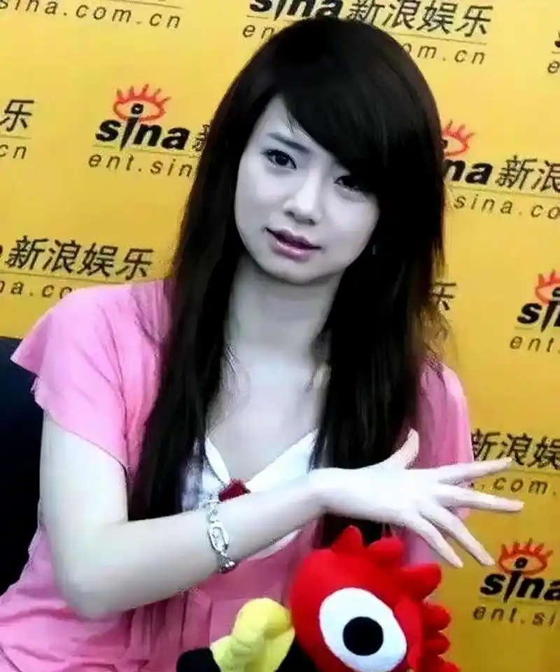 刚出道时的戚薇的"杀马特"造型,下巴有点方,那时的她清纯可爱,满脸