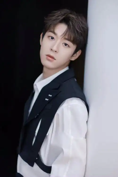 吴宇恒黑白配穿搭来了,秋季照着穿都很帅