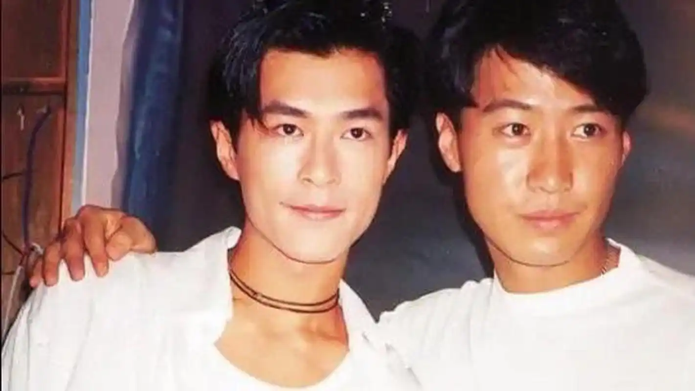 年轻时的古天乐和黎明,两位男神都好潮啊,衣品放到30年后的现在也不