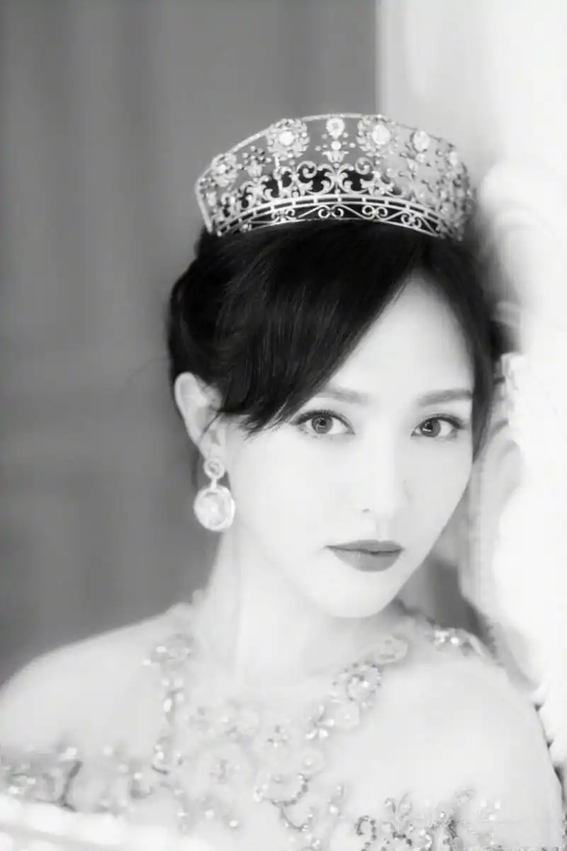唐嫣 头戴皇冠,一袭白色礼服,精致典雅仙气十足!