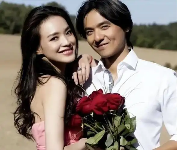 冯德伦:和莫文蔚拜拜,苦等17年终于娶到舒淇,50岁仍疼爱老婆