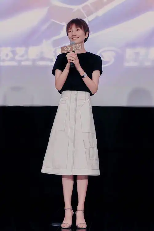 袁泉真是自带高级感穿黑衣白裙优雅减龄剪齐刘海短发美回初恋