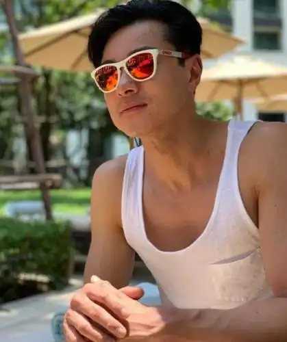 被黄心颖累死!黄浩然放假找老婆降火,晒性感泳照