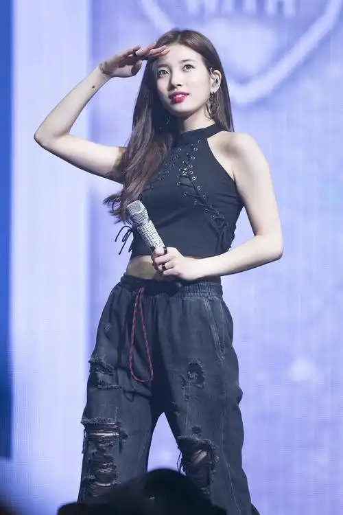 服了裴秀智!上衣有绑带不系紧非要露出内衣,网友:都怪身材太好