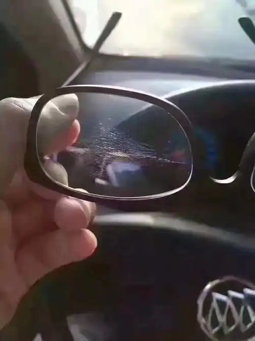 眼镜爆嗮后出现的