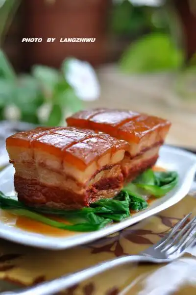 腐乳肉是一道常见的菜品,是经典的解馋的一道美食,主要食材是五花肉和