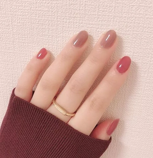 舒适百搭又好看!首先我给大家分享一波秋季流行的跳色美甲