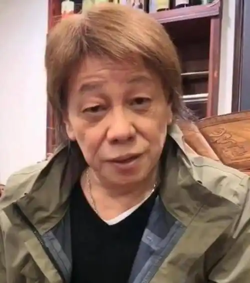 72岁梁小龙近况曝光,面容苍老皮肤松弛,而小20妻子依然青春靓丽_明星