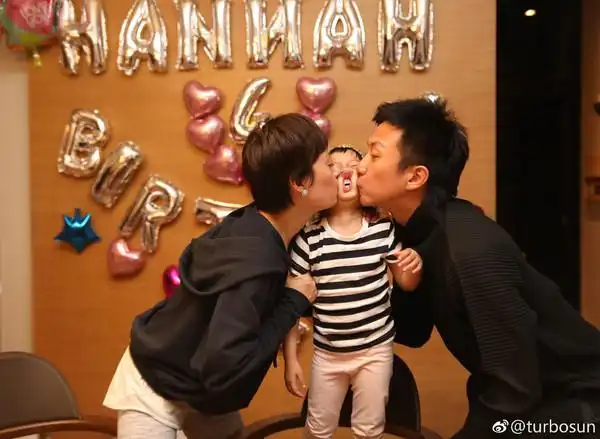 体验了一把等等和小花妹妹的待遇,三人完全是在实力cos邓超的全家福呀