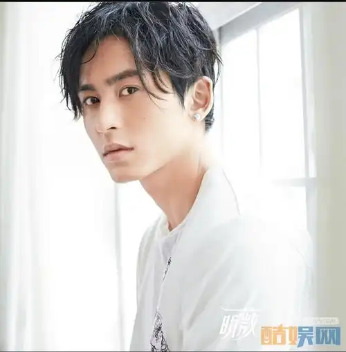 张哲瀚阳光写真