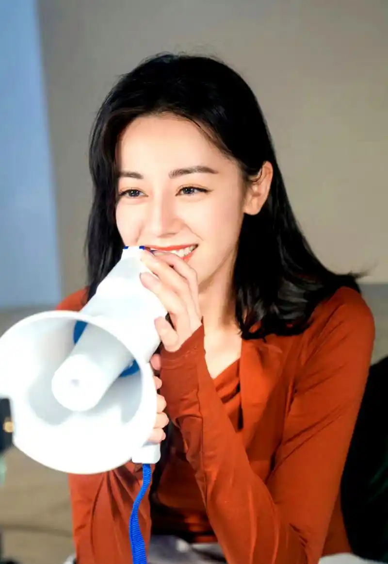 迪丽热巴笑起来眼睛太好看了!