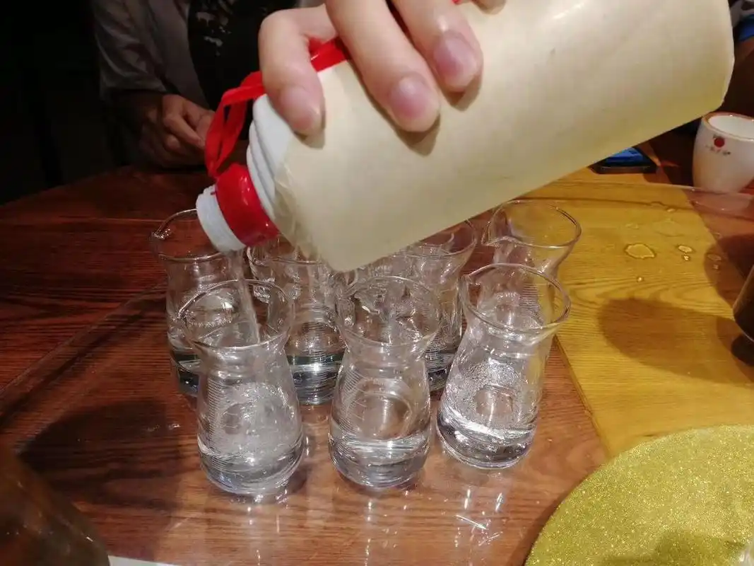 白酒最忌讳什么一起吃(喝酒后最容易猝死的方法)