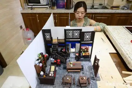 郭姗姗讲,未来她还将制作微缩景观还原电视剧《家有儿女》的场景,以此