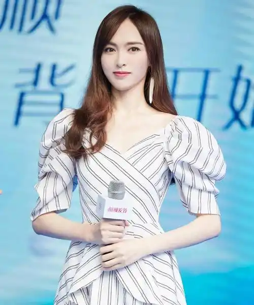 唐嫣凭借着自己1米72的身高"碾压"张天爱,在唐嫣身边张天爱也成了"