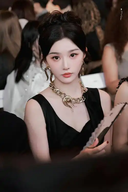 孔雪儿优雅黑玫瑰##孔雪儿巴黎看秀造型