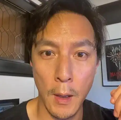 吴彦祖45岁瘦成马脸吃辣被辣出眼泪胡子拉碴但精神状态赛小伙