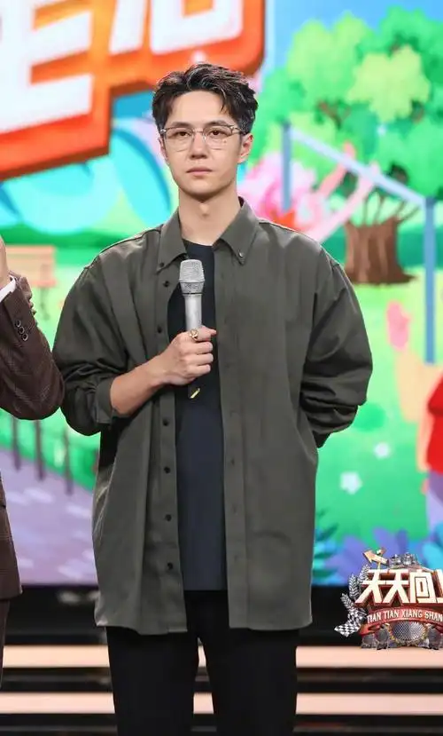 王一博#天天向上#预告剧照30年后的一博好起来好严厉!