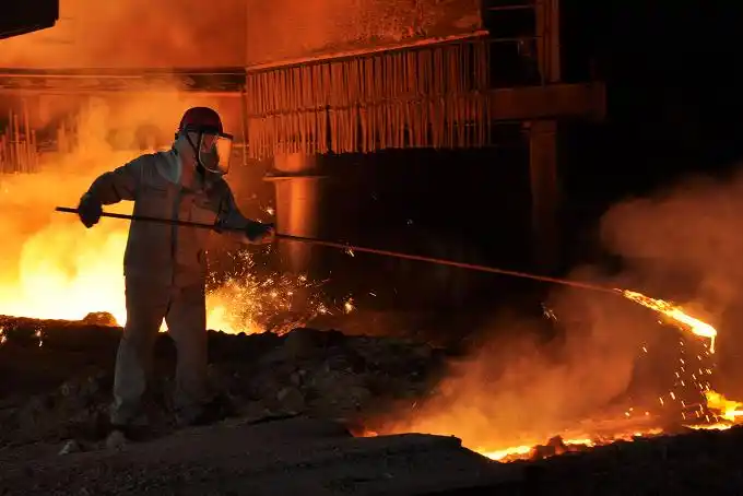 今天到莱钢炼铁厂拍摄炼铁工人炉前操作,发几张片子,感受钢铁是怎样