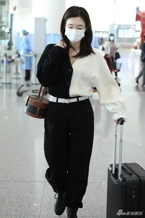 组图:江疏影黑白配毛衣穿马丁靴又美又飒 见粉丝挥手露笑眼