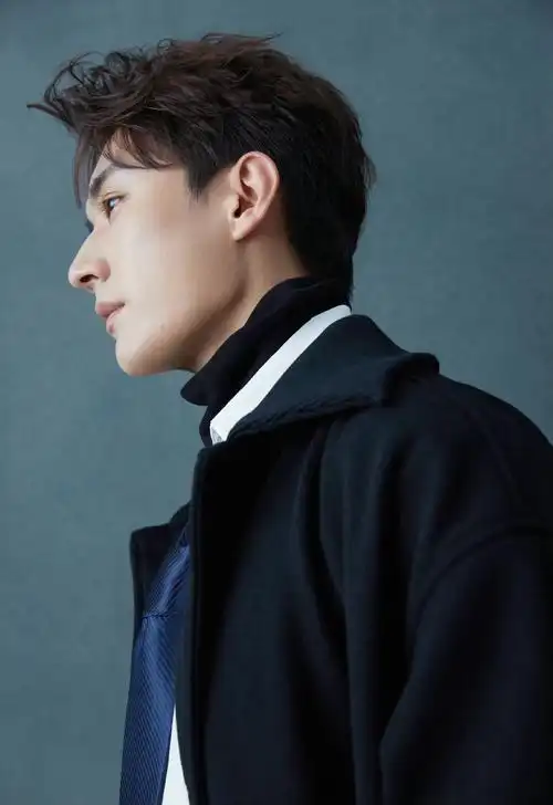 刘学义最新写真大片!扯领带动作帅出天际,时尚穿搭气质儒雅__财经头条