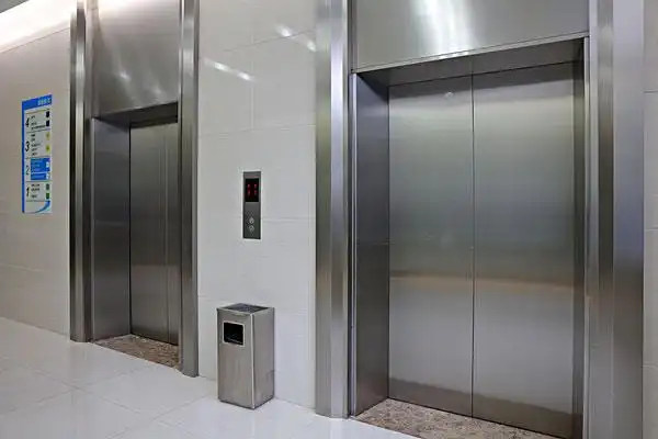 电梯门