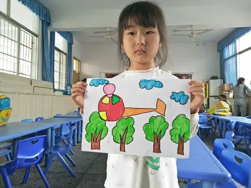 希望幼儿园大班"七彩世界"水彩画优秀作品评比